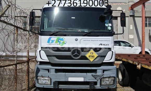 Comprar Usado Mercedes‒Benz 3331 Branco Caminhão em Maputo em Maputo