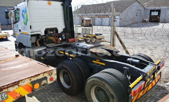 Comprar Usado Mercedes‒Benz 3331 Branco Caminhão em Maputo em Maputo Comprar Usado Mercedes‒Benz 3331 Branco Caminhão em Maputo em Maputo