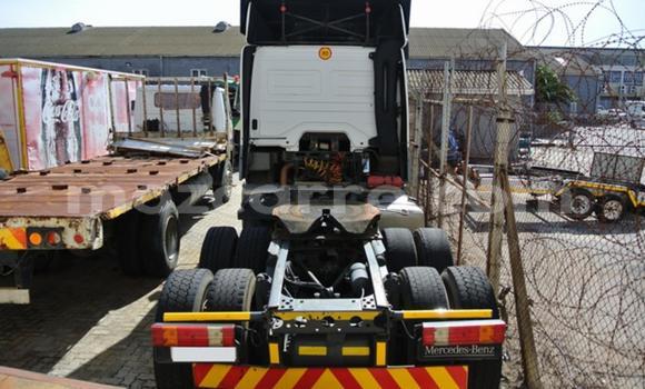 Comprar Usado Mercedes‒Benz 3331 Branco Caminhão em Maputo em Maputo Comprar Usado Mercedes‒Benz 3331 Branco Caminhão em Maputo em Maputo