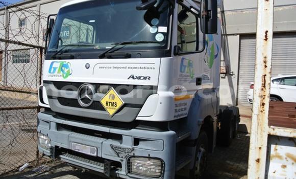 Comprar Usado Mercedes‒Benz 3331 Branco Caminhão em Maputo em Maputo Comprar Usado Mercedes‒Benz 3331 Branco Caminhão em Maputo em Maputo