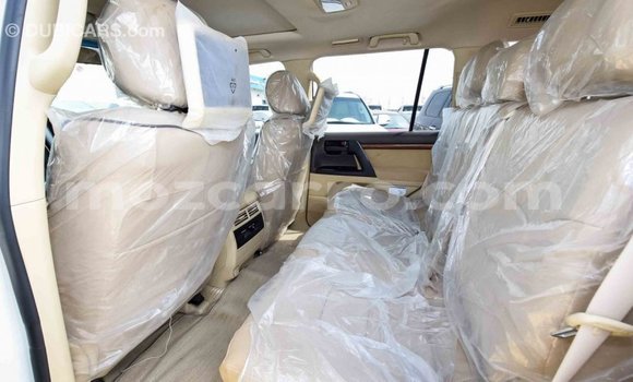 Comprar Importar Toyota Land Cruiser Branco Carro em Import - Dubai em Cabo Delgado Comprar Importar Toyota Land Cruiser Branco Carro em Import - Dubai em Cabo Delgado