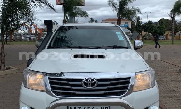 Comprar Usado Toyota Hilux Branco Carro em Moçambique em Nampula