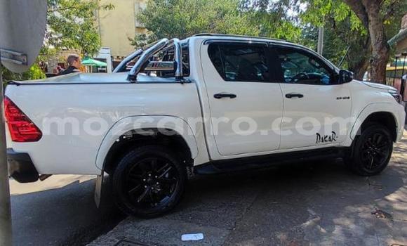 Nunua Ilio tumika Toyota Hilux Nyeupe Gari ndani ya Maputo nchini Maputo Nunua Ilio tumika Toyota Hilux Nyeupe Gari ndani ya Maputo nchini Maputo