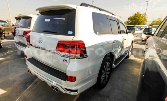 Comprar Importar Toyota Land Cruiser Branco Carro em Import - Dubai em Cabo Delgado Comprar Importar Toyota Land Cruiser Branco Carro em Import - Dubai em Cabo Delgado