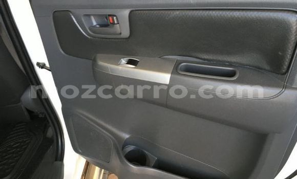 Nunua Ilio tumika Toyota Hilux Nyeupe Gari ndani ya Maputo nchini Maputo Nunua Ilio tumika Toyota Hilux Nyeupe Gari ndani ya Maputo nchini Maputo