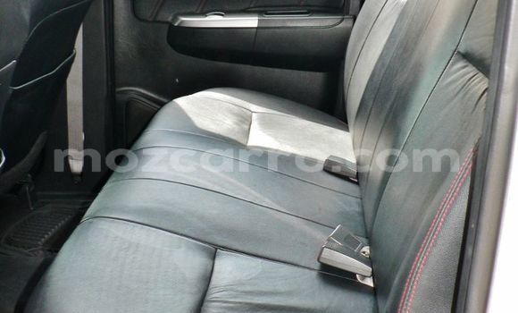 Nunua Ilio tumika Toyota Hilux Fedha Gari ndani ya Maputo nchini Maputo Nunua Ilio tumika Toyota Hilux Fedha Gari ndani ya Maputo nchini Maputo