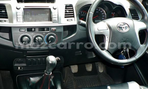 Nunua Ilio tumika Toyota Hilux Fedha Gari ndani ya Maputo nchini Maputo Nunua Ilio tumika Toyota Hilux Fedha Gari ndani ya Maputo nchini Maputo