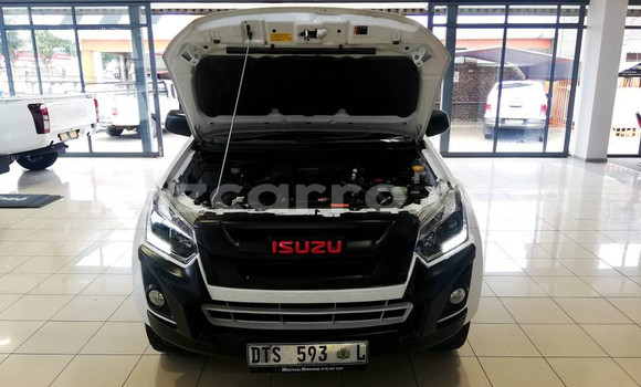Comprar Usado Isuzu KB Branco Carro em Maputo em Maputo Comprar Usado Isuzu KB Branco Carro em Maputo em Maputo