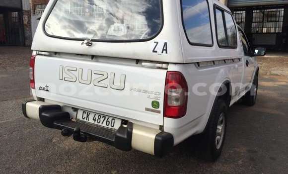 Comprar Usado Isuzu KB Branco Carro em Maputo em Maputo Comprar Usado Isuzu KB Branco Carro em Maputo em Maputo