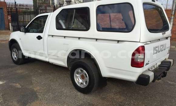 Comprar Usado Isuzu KB Branco Carro em Maputo em Maputo Comprar Usado Isuzu KB Branco Carro em Maputo em Maputo