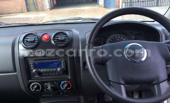 Comprar Usado Isuzu KB Branco Carro em Maputo em Maputo Comprar Usado Isuzu KB Branco Carro em Maputo em Maputo