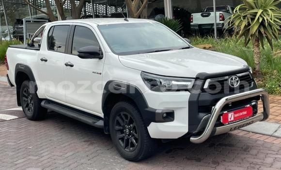 Comprar Usado Toyota Hilux Branco Carro em Beira em Sofala