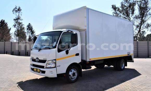 Comprar Usado Hino 300 Series Branco Caminhão em Manica em Manica