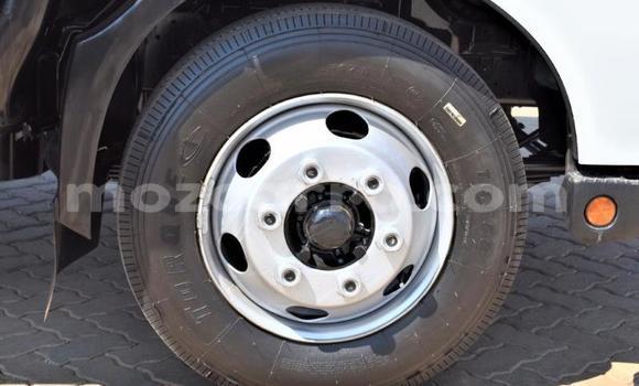 Buy Used Hino 300 Series White Truck in Manica in Manica Buy Used Hino 300 Series White Truck in Manica in Manica