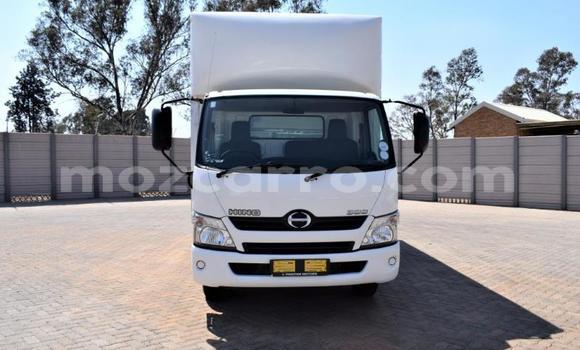 Buy Used Hino 300 Series White Truck in Manica in Manica Buy Used Hino 300 Series White Truck in Manica in Manica