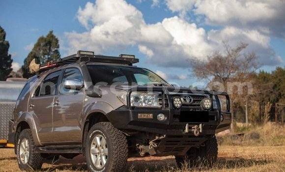 Nunua Ilio tumika Toyota Fortuner Beige Gari ndani ya Maputo nchini Maputo