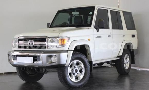 Nunua Ilio tumika Toyota Land Cruiser Nyeupe Gari ndani ya Maputo nchini Maputo