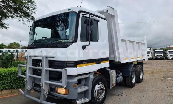 Nunua Ilio tumika Mercedes‒Benz 3331 Nyeupe Lori ndani ya Maputo nchini Maputo Nunua Ilio tumika Mercedes‒Benz 3331 Nyeupe Lori ndani ya Maputo nchini Maputo