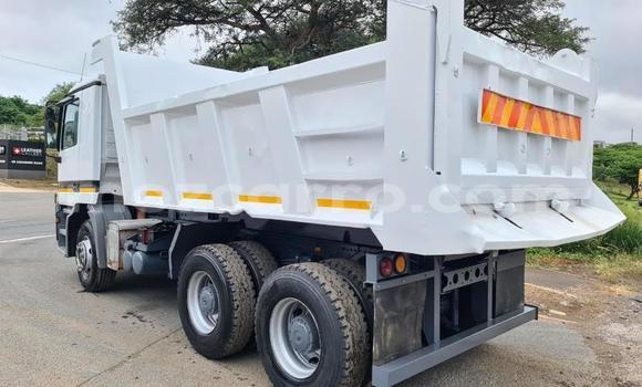 Tenga Tsaru Mercedes‒Benz 3331 Chena Rori in Maputo in Maputo Tenga Tsaru Mercedes‒Benz 3331 Chena Rori in Maputo in Maputo