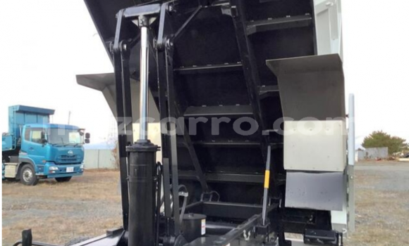 Comprar Usado Mitsubishi Canter Branco Caminhão em Inhambane em Inhambane Comprar Usado Mitsubishi Canter Branco Caminhão em Inhambane em Inhambane