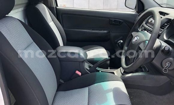 Nunua Ilio tumika Toyota Hilux Nyeupe Gari ndani ya Maputo nchini Maputo Nunua Ilio tumika Toyota Hilux Nyeupe Gari ndani ya Maputo nchini Maputo