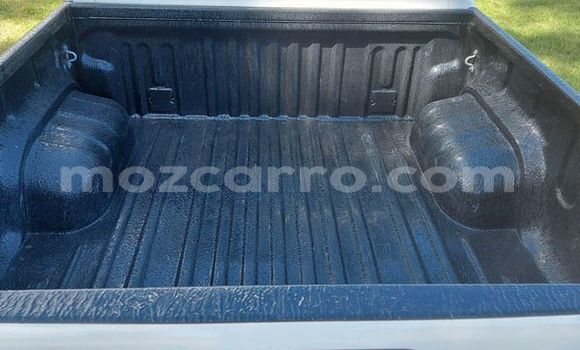 Nunua Ilio tumika Toyota Hilux Nyeupe Gari ndani ya Maputo nchini Maputo Nunua Ilio tumika Toyota Hilux Nyeupe Gari ndani ya Maputo nchini Maputo