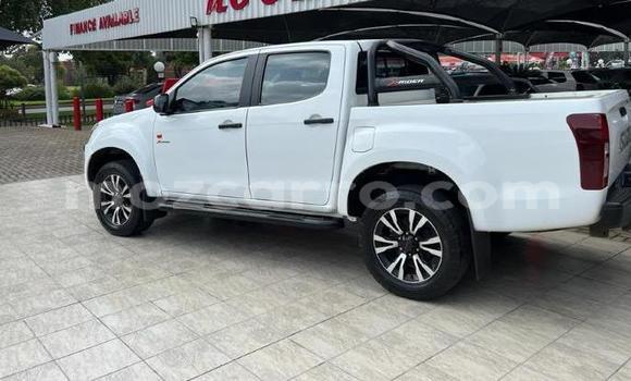 Comprar Usado Isuzu KB Branco Carro em Maputo em Maputo Comprar Usado Isuzu KB Branco Carro em Maputo em Maputo