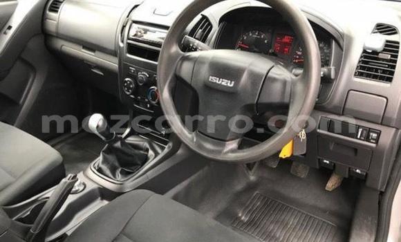 Buy Used Isuzu D-MAX Silver Car in Inhambane in Inhambane Buy Used Isuzu D-MAX Silver Car in Inhambane in Inhambane