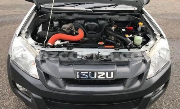 Buy Used Isuzu D-MAX Silver Car in Inhambane in Inhambane Buy Used Isuzu D-MAX Silver Car in Inhambane in Inhambane