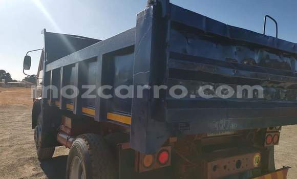 Comprar Usado Mercedes‒Benz Tipper Azul Caminhão em Beira em Sofala Comprar Usado Mercedes‒Benz Tipper Azul Caminhão em Beira em Sofala