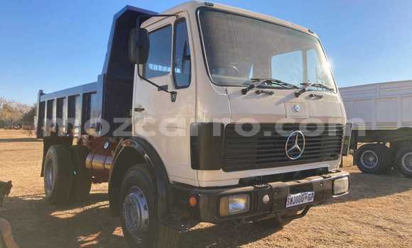 Comprar Usado Mercedes‒Benz Tipper Azul Caminhão em Beira em Sofala Comprar Usado Mercedes‒Benz Tipper Azul Caminhão em Beira em Sofala