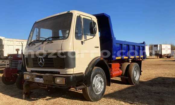 Comprar Usado Mercedes‒Benz Tipper Azul Caminhão em Beira em Sofala Comprar Usado Mercedes‒Benz Tipper Azul Caminhão em Beira em Sofala
