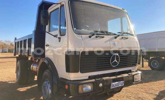 Comprar Usado Mercedes‒Benz Tipper Azul Caminhão em Beira em Sofala Comprar Usado Mercedes‒Benz Tipper Azul Caminhão em Beira em Sofala