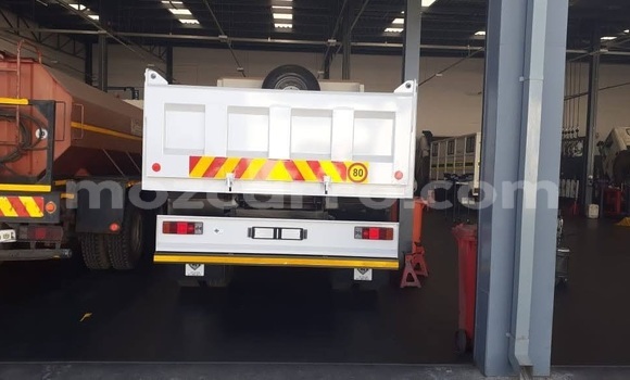 Comprar Usado Hino Ranger Branco Caminhão em Beira em Sofala Comprar Usado Hino Ranger Branco Caminhão em Beira em Sofala