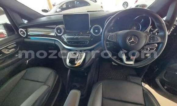 Tenga Tsaru Mercedes‒Benz Viano Nhema Mota in Achachinja in Tete Tenga Tsaru Mercedes‒Benz Viano Nhema Mota in Achachinja in Tete