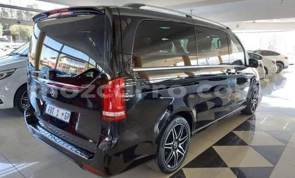 Tenga Tsaru Mercedes‒Benz Viano Nhema Mota in Achachinja in Tete Tenga Tsaru Mercedes‒Benz Viano Nhema Mota in Achachinja in Tete