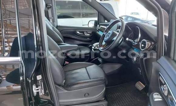 Tenga Tsaru Mercedes‒Benz Viano Nhema Mota in Achachinja in Tete Tenga Tsaru Mercedes‒Benz Viano Nhema Mota in Achachinja in Tete