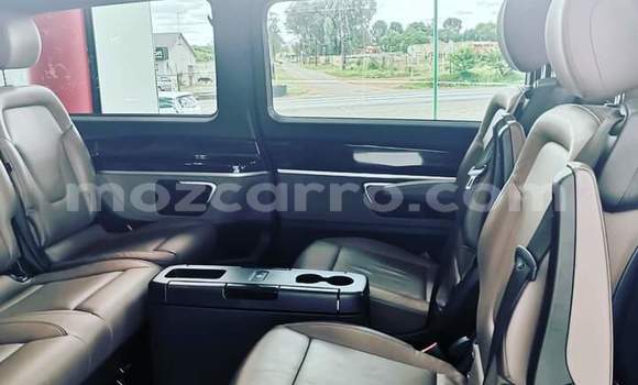 Tenga Tsaru Mercedes‒Benz Viano Nhema Mota in Achachinja in Tete Tenga Tsaru Mercedes‒Benz Viano Nhema Mota in Achachinja in Tete