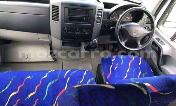 Tenga Tsaru Mercedes‒Benz 190 Chena Mota in Achachinja in Tete Tenga Tsaru Mercedes‒Benz 190 Chena Mota in Achachinja in Tete