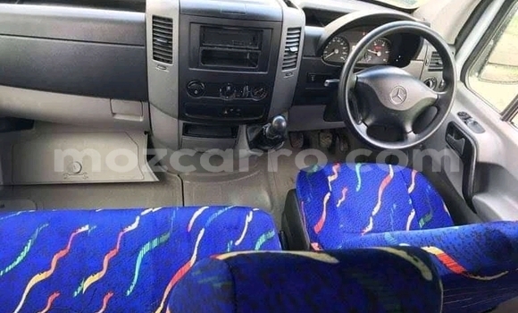 Tenga Tsaru Mercedes‒Benz 190 Chena Mota in Achachinja in Tete Tenga Tsaru Mercedes‒Benz 190 Chena Mota in Achachinja in Tete