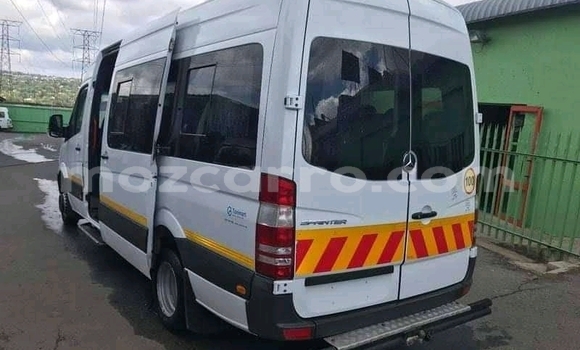 Tenga Tsaru Mercedes‒Benz 190 Chena Mota in Achachinja in Tete Tenga Tsaru Mercedes‒Benz 190 Chena Mota in Achachinja in Tete