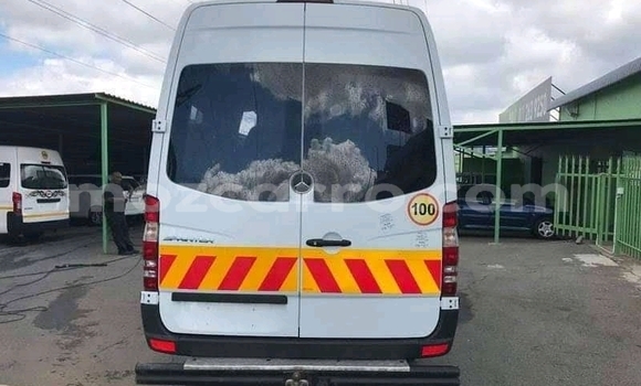 Tenga Tsaru Mercedes‒Benz 190 Chena Mota in Achachinja in Tete Tenga Tsaru Mercedes‒Benz 190 Chena Mota in Achachinja in Tete