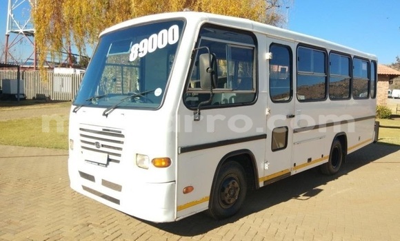 Comprar Usado Nissan UD Branco Caminhão em Beira em Sofala