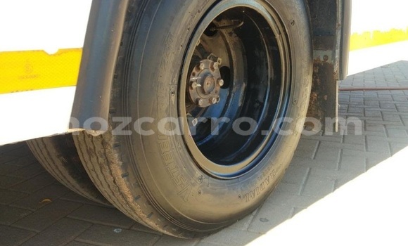 Comprar Usado Nissan UD Branco Caminhão em Beira em Sofala Comprar Usado Nissan UD Branco Caminhão em Beira em Sofala