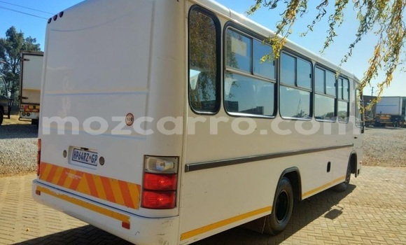 Comprar Usado Nissan UD Branco Caminhão em Beira em Sofala Comprar Usado Nissan UD Branco Caminhão em Beira em Sofala