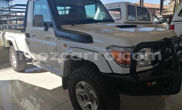 Nunua Ilio tumika Toyota Land Cruiser Nyeupe Gari ndani ya Beira nchini Sofala