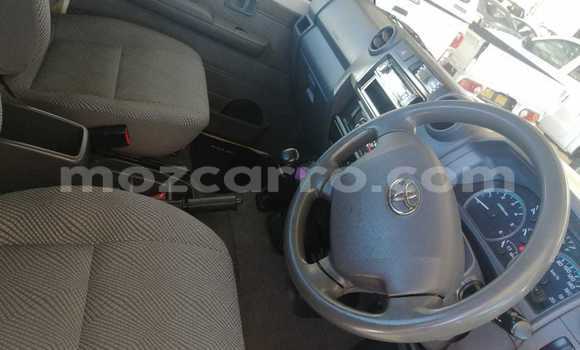Comprar Usado Toyota Land Cruiser Branco Carro em Beira em Sofala Comprar Usado Toyota Land Cruiser Branco Carro em Beira em Sofala