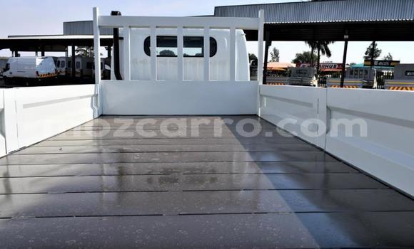 Comprar Usado Nissan UD Branco Caminhão em Beira em Sofala Comprar Usado Nissan UD Branco Caminhão em Beira em Sofala