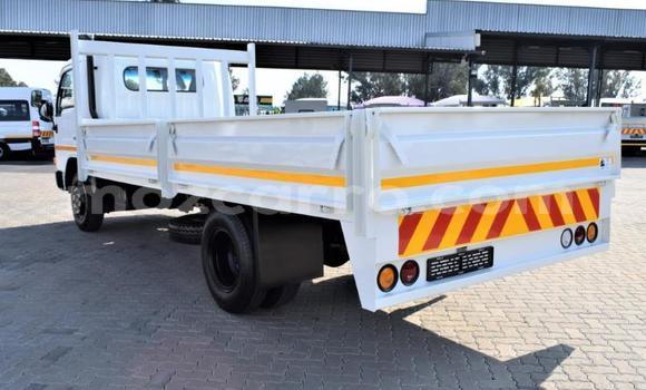 Comprar Usado Nissan UD Branco Caminhão em Beira em Sofala Comprar Usado Nissan UD Branco Caminhão em Beira em Sofala