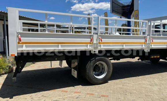 Comprar Usado Hino 300 Series Branco Caminhão em Beira em Sofala Comprar Usado Hino 300 Series Branco Caminhão em Beira em Sofala